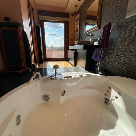 Attico Con Vista Spettacolare E Jacuzzi Apartment Bologna Exterior photo
