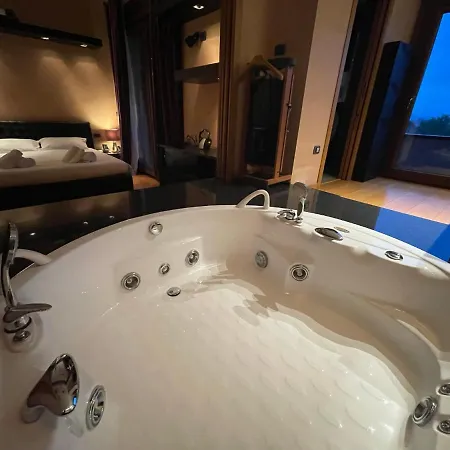 Attico Con Vista Spettacolare E Jacuzzi Apartment Bologna Exterior photo