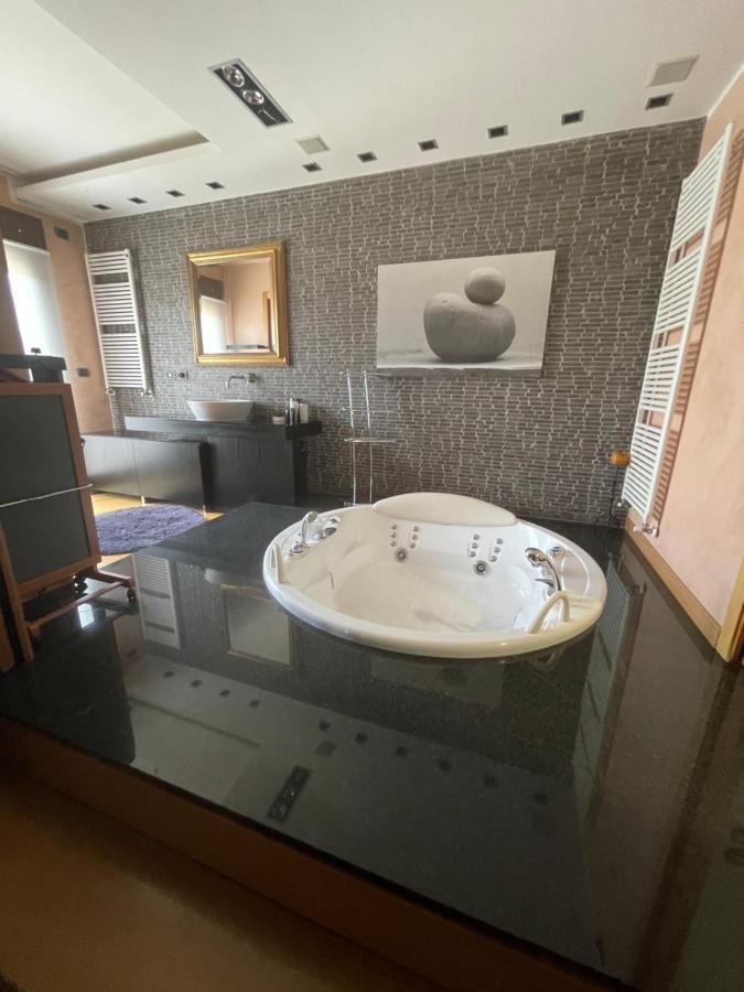 Apartment Attico Con Vista Spettacolare E Jacuzzi Bologna